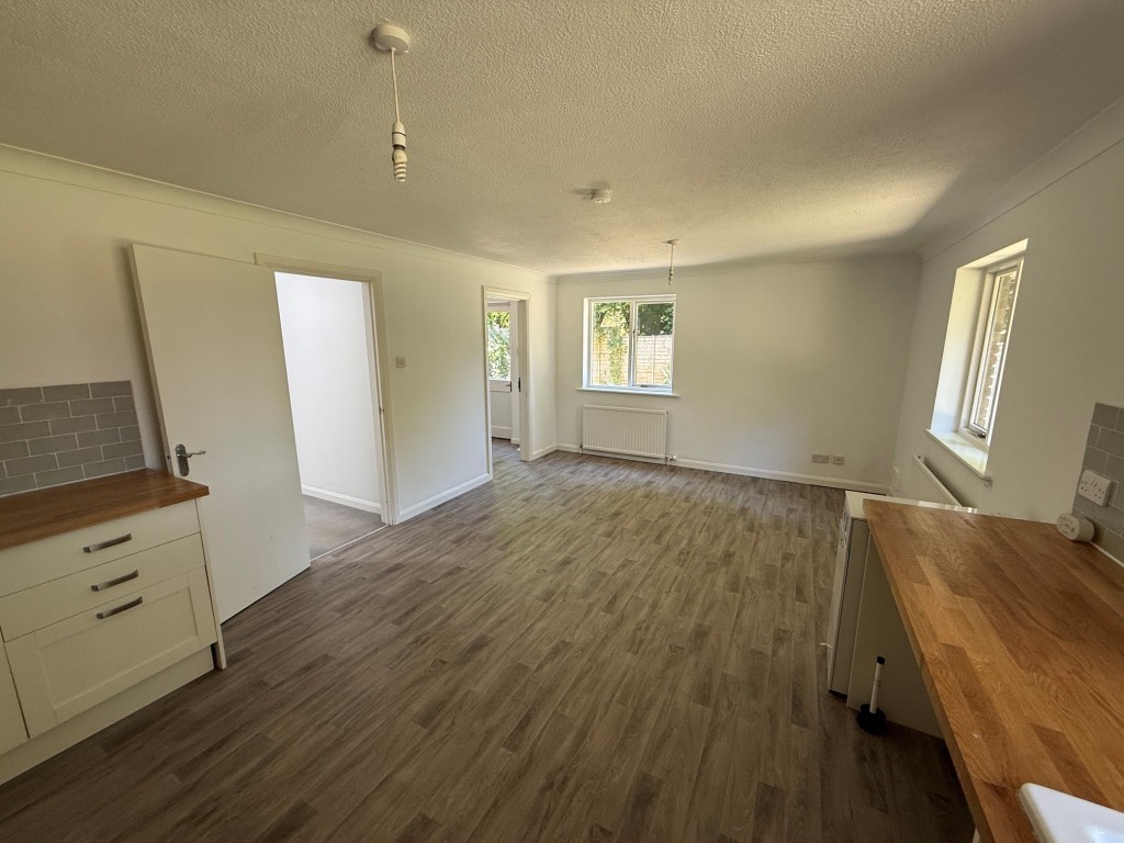 Lot: 66 - DETACHED THREE-BEDROOM HOUSE WITH SEPARATE GARAGING - Dining room